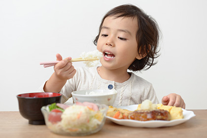 定期的に食育講座を開催し、その中で食品添加物について実験、試飲して知っていただくことをしています。